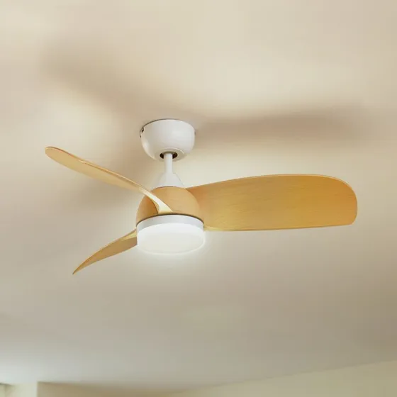 Wentylator sufitowy LED Lindby Enon, biały/drewno, DC, cichy
