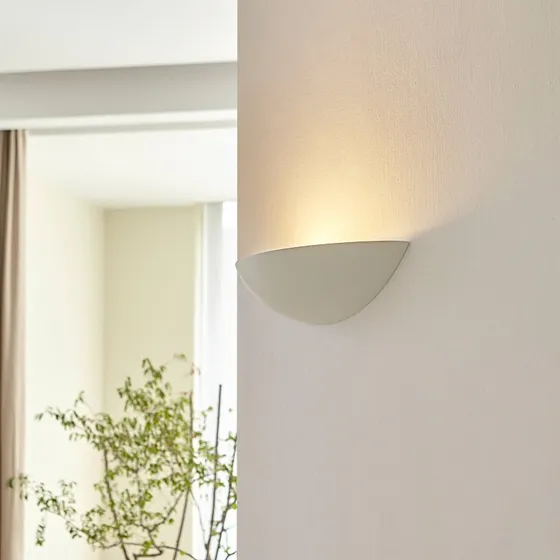 Lindby Guilia - Biała gipsowa lampa ścienna w kształcie czaszy