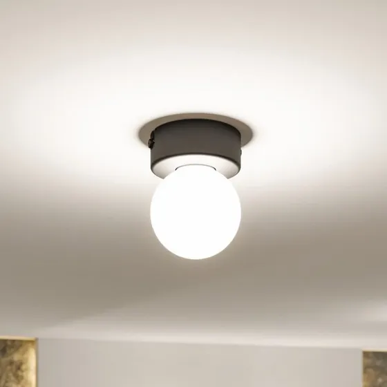Paulmann Gove Lampa sufitowa IP44 czarna, kula ze szkła opalowego