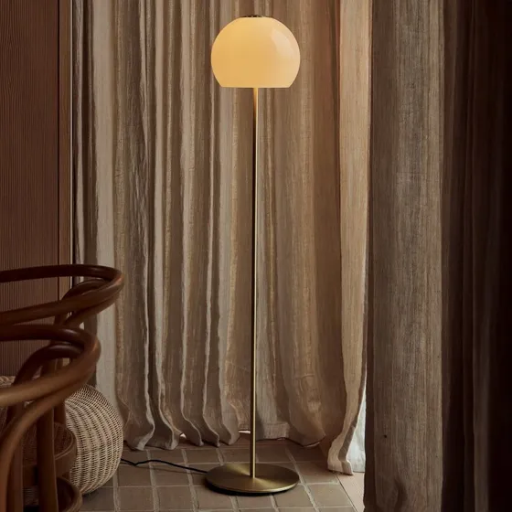 FRANDSEN Lampa stojąca Ball Glass, piaskowo-szara, 130 cm, E27
