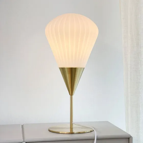 Lampa stołowa DybergLarsen Ballon – Opalowe szkło i mosiądz