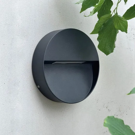 Dyberg Larsen Kinkiet zewnętrzny LED Pluto, czarny, Ø 15 cm
