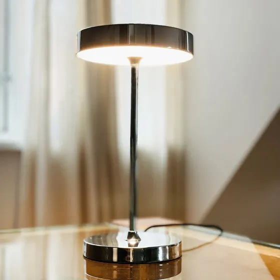 Dyberg Larsen Starlight Lampa stołowa LED, chrom, 26 cm