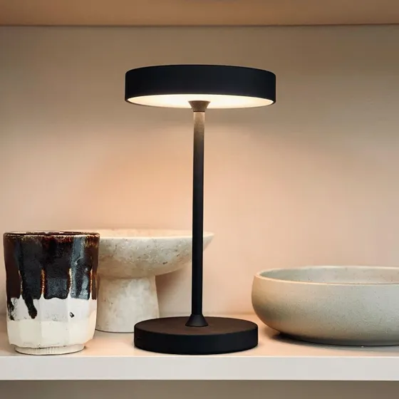 Dyberg Larsen Starlight Lampa stołowa LED, 26 cm, czarna