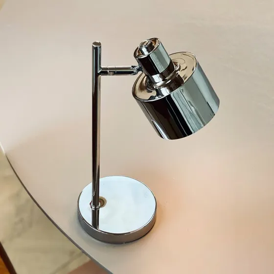 Dyberg Larsen Ocean Mini LED – chromowana lampa stołowa na baterie