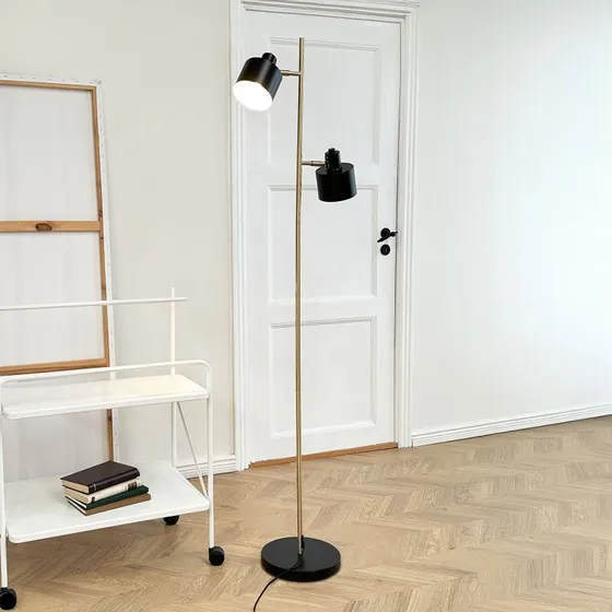 Dyberg Larsen Lampa stojąca Ocean, czarna/mosiężna, 2-punktowa