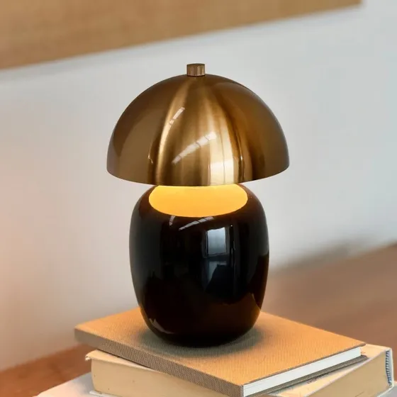 Dyberg Larsen Lampa stołowa LED Manhatten, czarna/mosiężna