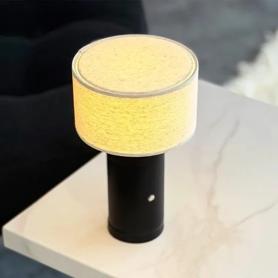 Dyberg Larsen Lampka stołowa LED Mellow, czarna, 23 cm