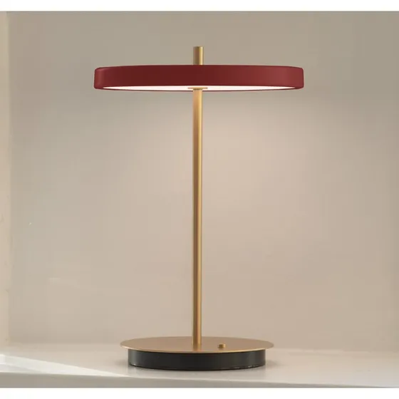UMAGE Asteria Move lampa stołowa LED rubinowa/mosiężna 31 cm