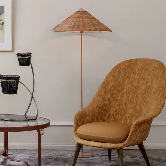 GUBI 9602 Lampa podłogowa mosiądz i wierzba