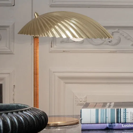 GUBI 5321 Lampa stołowa z mosiężnym kloszem w kształcie muszli