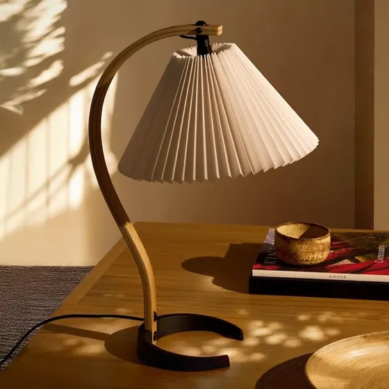 GUBI Timberline Lampa stołowa, drewno dębowe/brzoza, len, biały