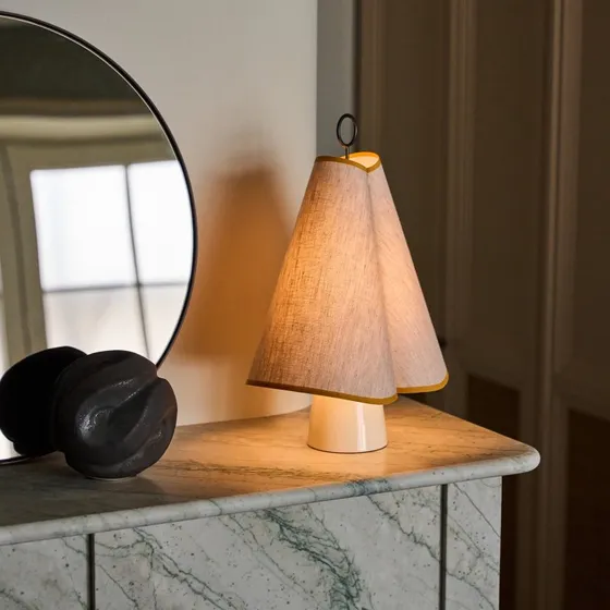 Lampa stołowa GUBI Hornbæk LED na baterię, beżowo-żółta