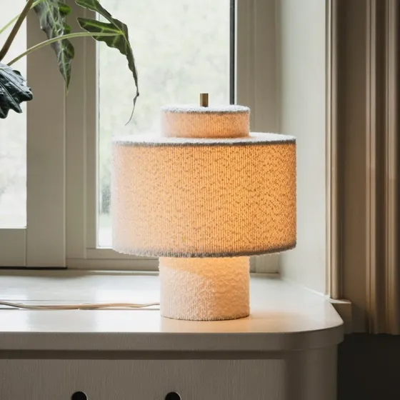 Globen Lighting Lampa stołowa Noah, biała, bouclé, 31 cm