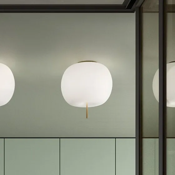 kdln Lampa sufitowa Kushi, mosiądz/biały, Ø 33 cm, szkło