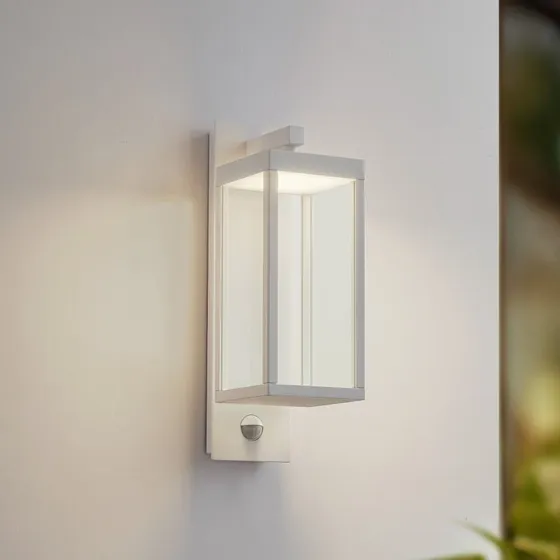 Lucande Ferdinand Kinkiet zewnętrzny LED, biały, z czujnikiem, 38 cm