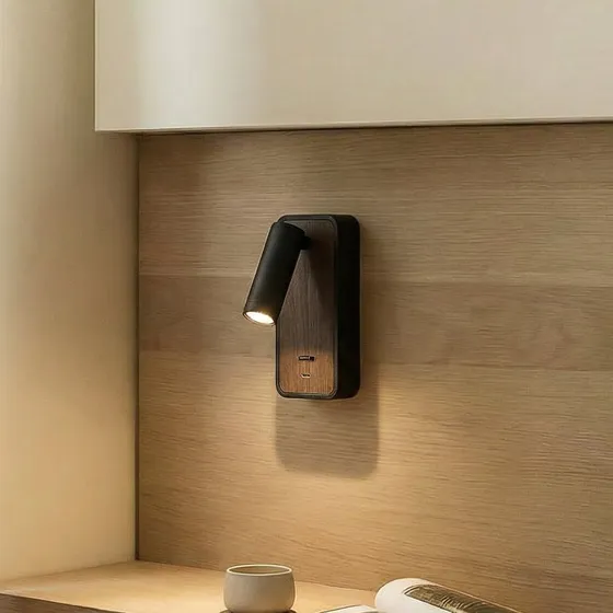 Lindby Tallis Kinkiet LED czarny z USB-C i ruchomym spotem
