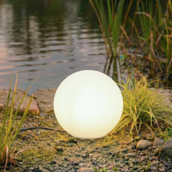 Lampa ogrodowa Lindby Valyra, kula 30 cm, IP54, biała