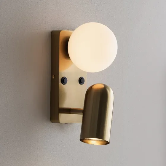 Globen Lighting Kinkiet Doppio – mosiądz i białe szkło, 24 cm