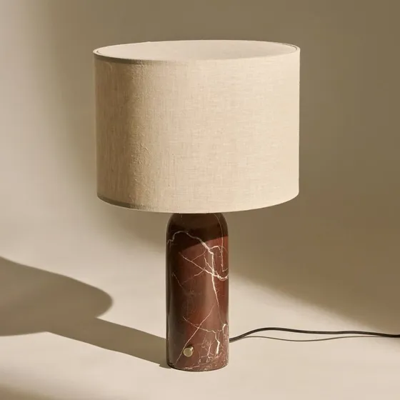 Gubi Gravity Small Lampa stołowa, marmur czerwony, kremowy płótno