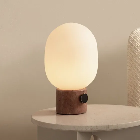 Audo Copenhagen JWDA Lampa stołowa, czerwony trawertyn, 32 cm