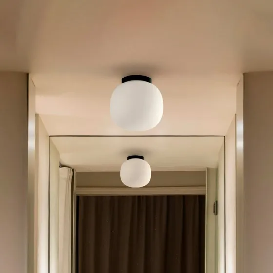 Faro Barcelona Amelia – Lampa sufitowa łazienkowa, czarna/opalowa, Ø21,5 cm