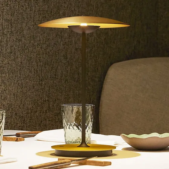 Lampa stołowa Marset LED Ginger – aluminium, mosiądz, ściemniana