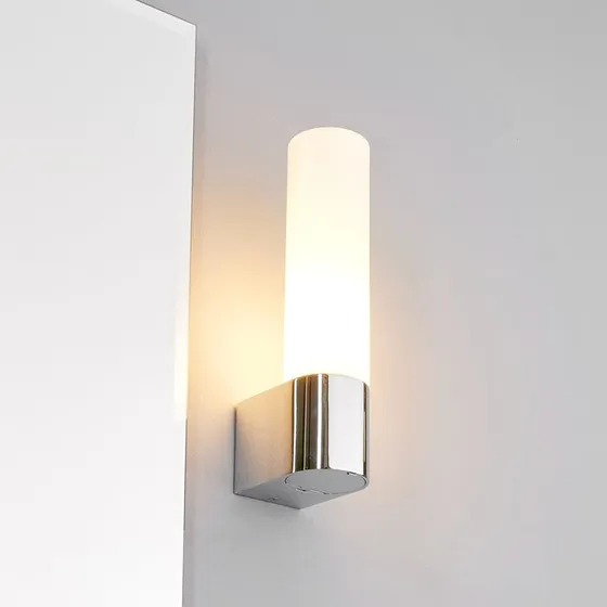 Lindby Melike Lampa Ścienna Chrome/Satin White z Gniazdem IP44