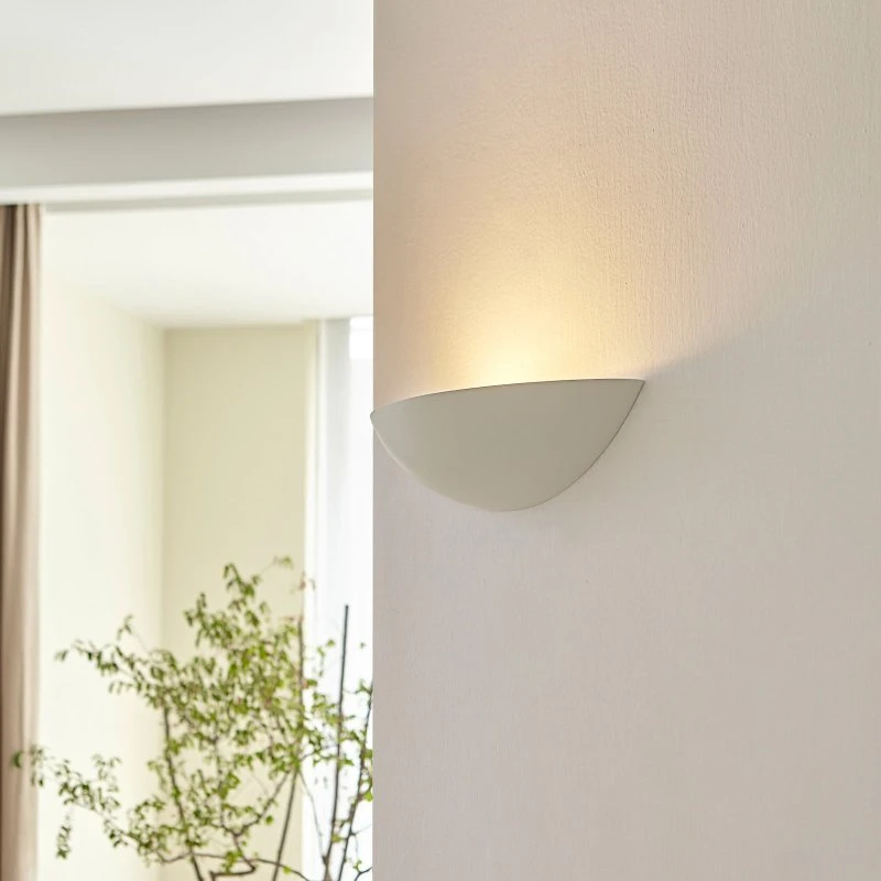 Lindby Guilia - Biała gipsowa lampa ścienna w kształcie czaszy