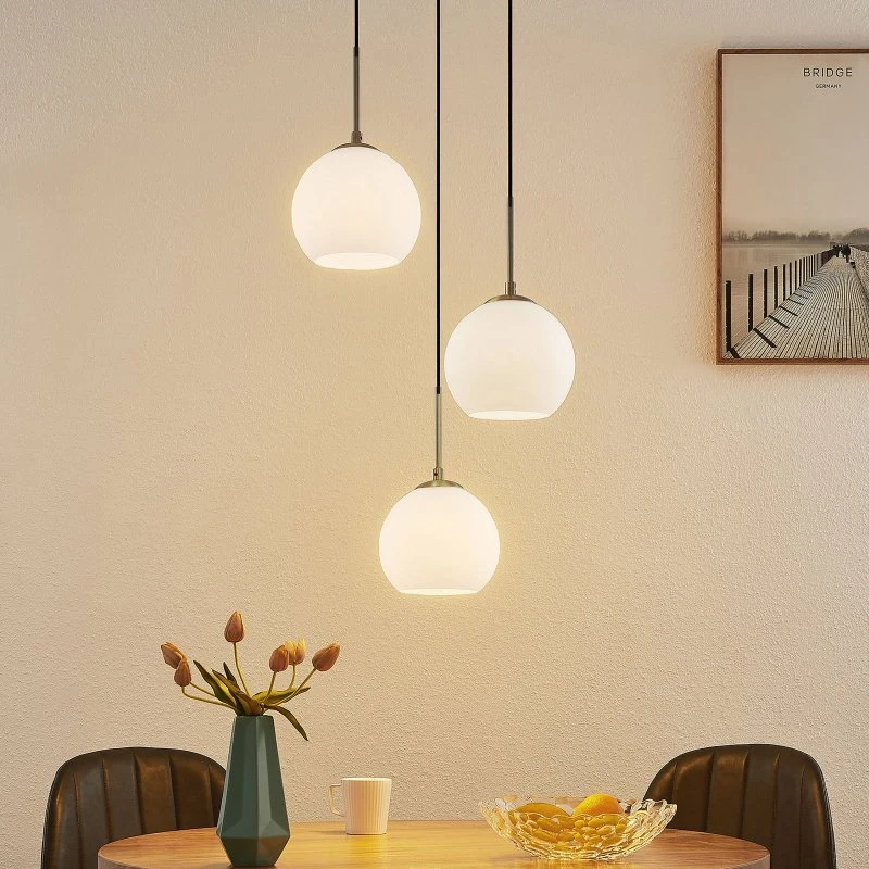 Lampa wisząca Jurian Lindby, 3-punktowa, nikiel/opal, szkło, Ø 32 cm