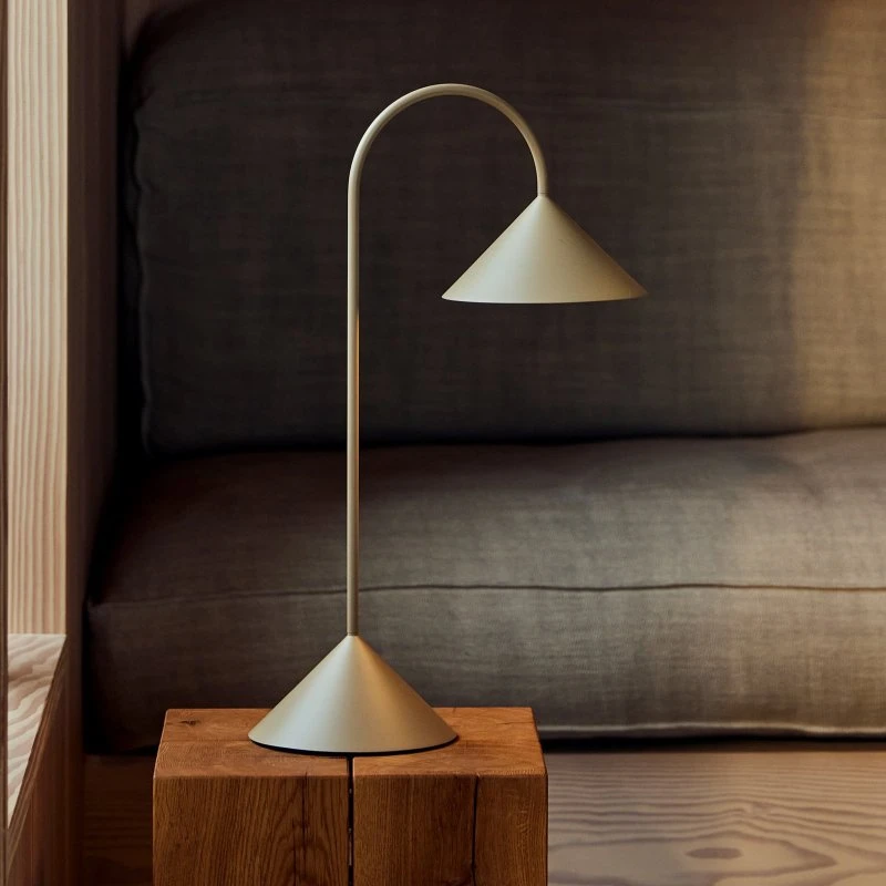 FRANDSEN Lampa stołowa LED Grasp, piaskowa, 47 cm, metal
