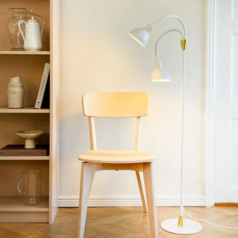 Lampa stojąca Dyberg Larsen Lilje, biała/mosiężna, 135 cm