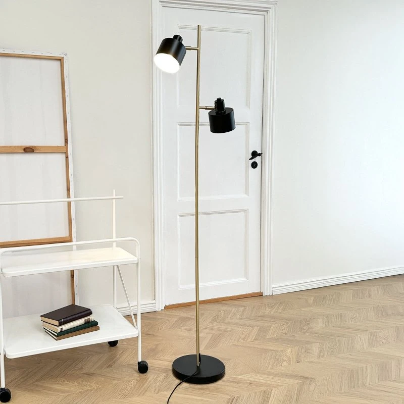 Dyberg Larsen Lampa stojąca Ocean, czarna/mosiężna, 2-punktowa