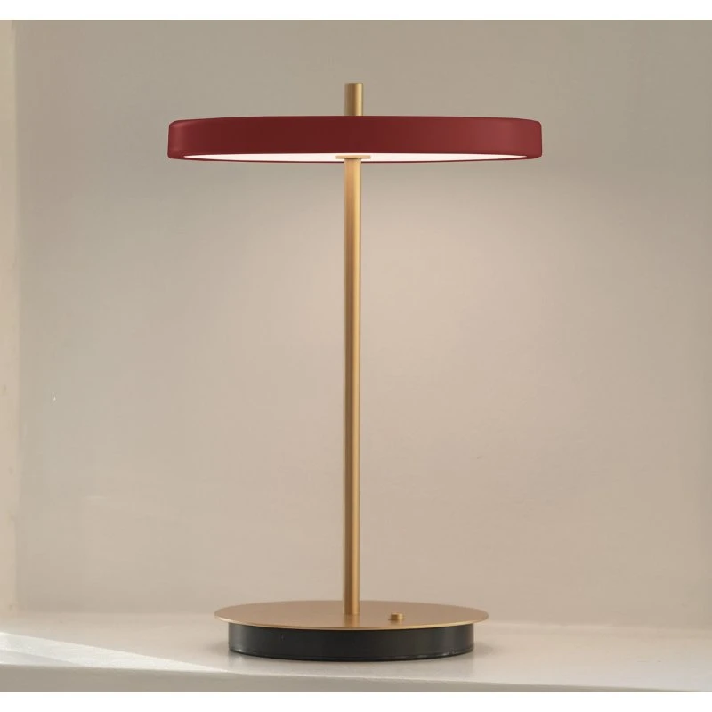 UMAGE Asteria Move lampa stołowa LED rubinowa/mosiężna 31 cm