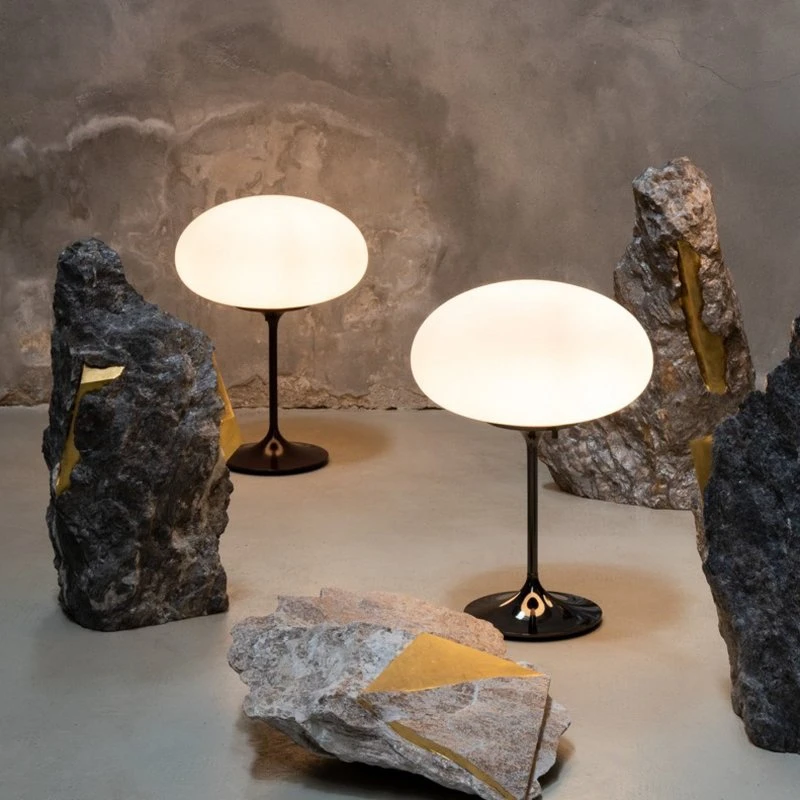 Lampa stołowa Gubi Stemlite, czarno-chromowana, 42 cm, ściemniana