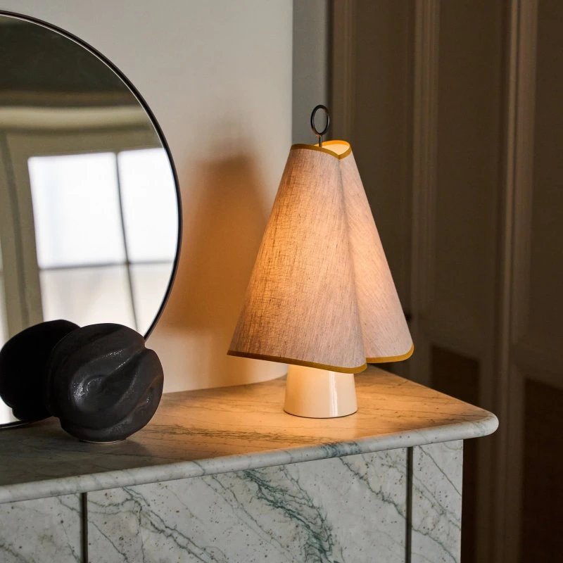 Lampa stołowa GUBI Hornbæk LED na baterię, beżowo-żółta