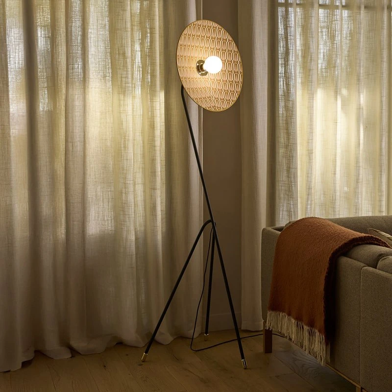 MARKET SET Lampa stojąca Gatsby, trójnóg, kremowy klosz, czarna podstawa