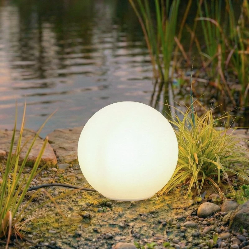 Lampa ogrodowa Lindby Valyra, kula 30 cm, IP54, biała