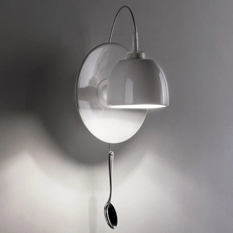 Lampa ścienna Light au Lait Ingo Maurer - porcelanowa filiżanka