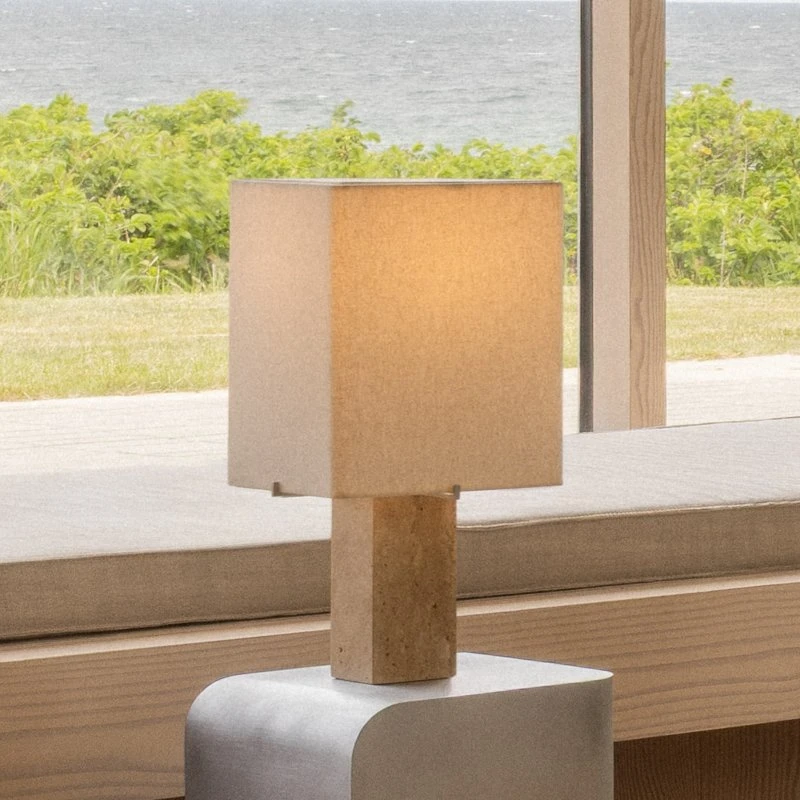Audo Copenhagen Lampa stołowa Nonna, trawertyn/piaskowy, 49 cm
