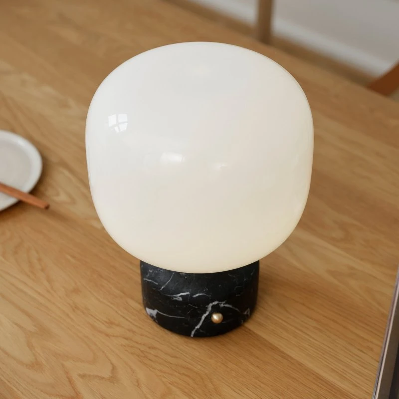 GEJST Meemo Lampa stołowa LED, czarny marmur i szkło