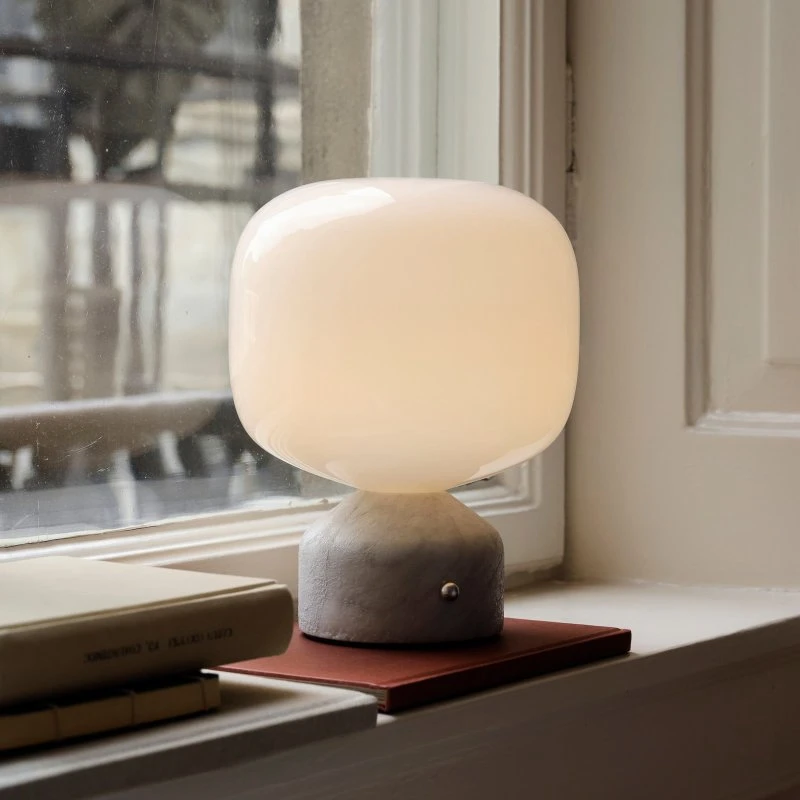 GEJST Meemo lampa stołowa LED, biały marmur i szkło, akumulator
