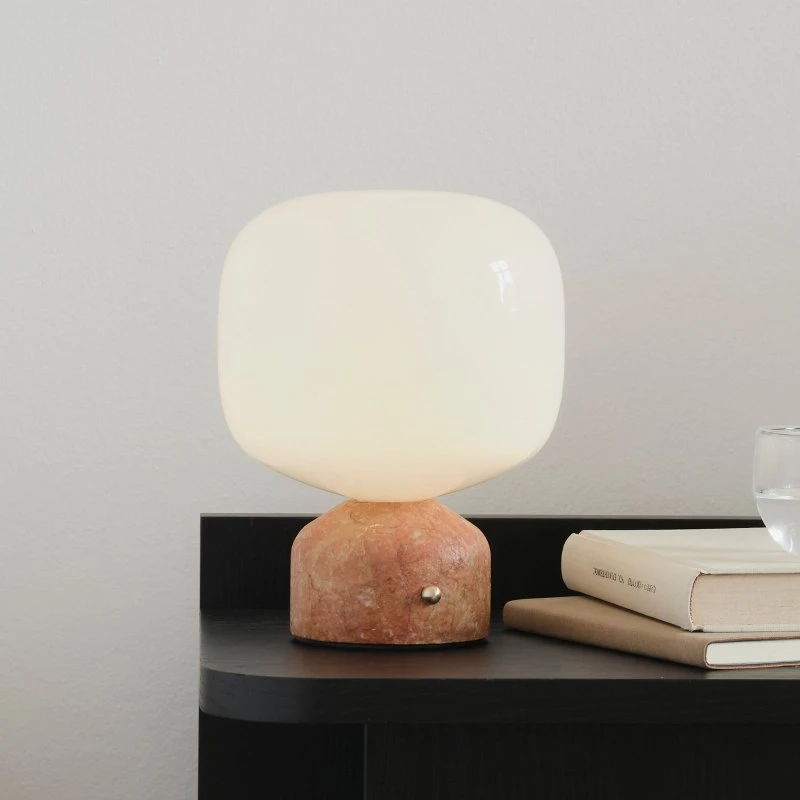 GEJST Meemo Lampa stołowa LED: marmur bursztynowy i szkło