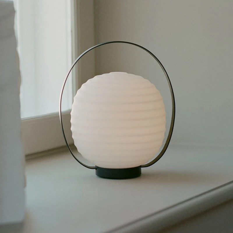 New Works Lantern LED - Przenośna lampa stołowa, biała, szklana