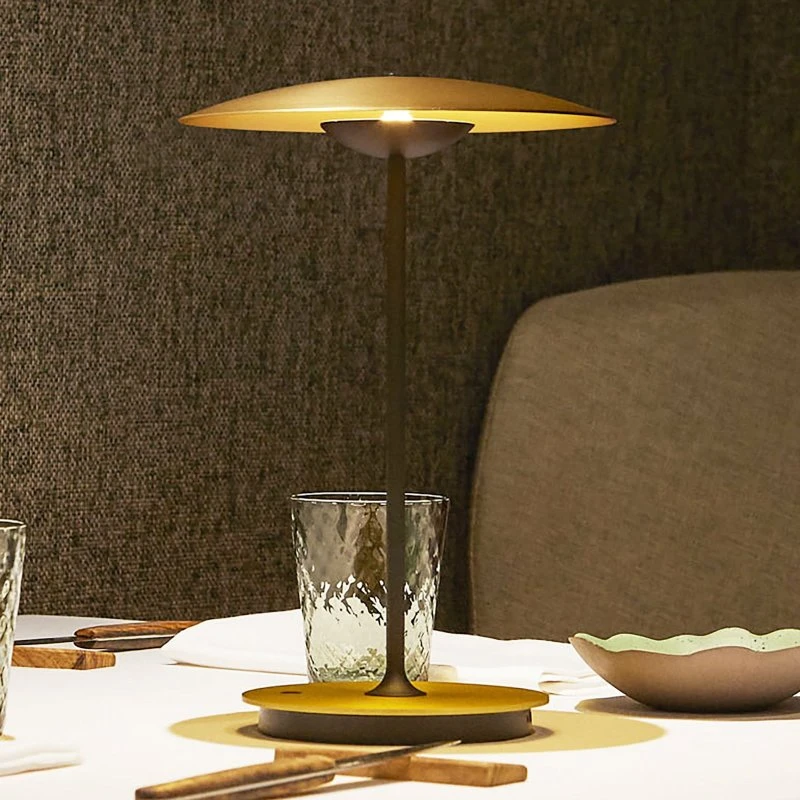 Lampa stołowa Marset LED Ginger – aluminium, mosiądz, ściemniana
